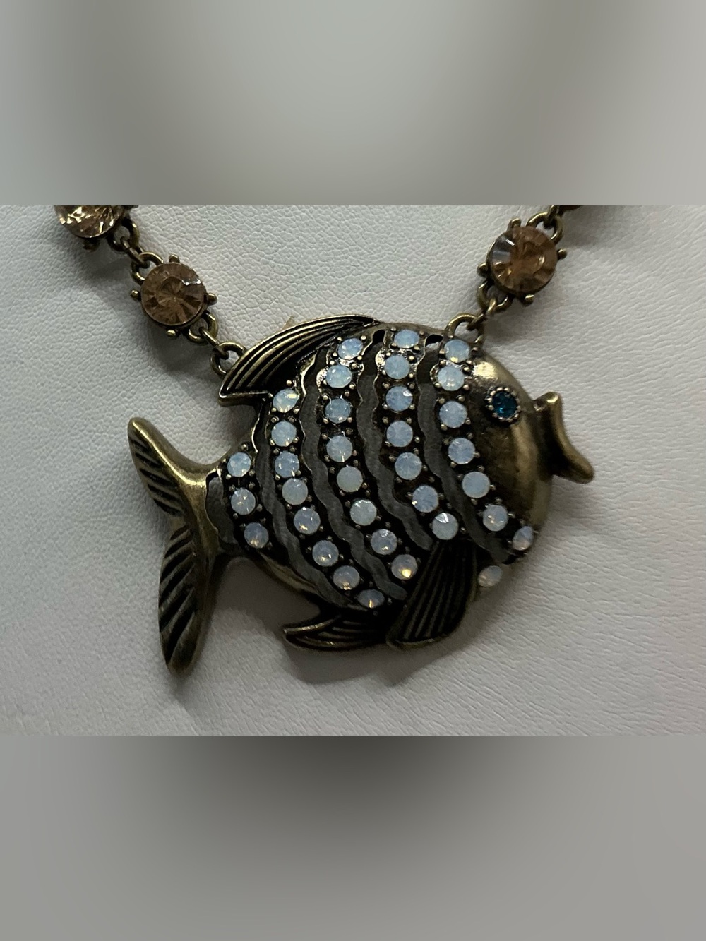 BETSEY JOHNSON ANTIQUE GOLD TONE LARGE FISH PENDANT NECKLACE RHINESTONE ACCENTS - Picture 2 of 4